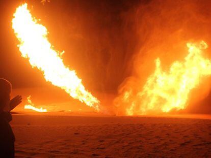 Un conducto de gas egipcio en llamas tras una explosi&oacute;n en 2011.