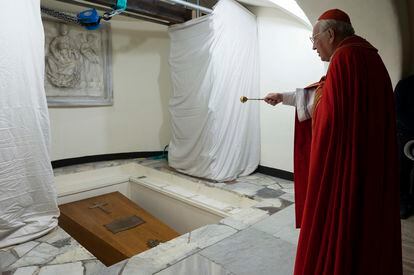 La Iglesia católica cerró definitivamente una década histórica en la que dos papas convivieron en un difícil equilibrio y lograron evitar hasta el último día una guerra cultural y de poder entre conservadores y aperturistas. 