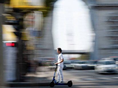 Un hombre circula en un patinete eléctrico por París, el pasado 15 de enero.