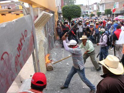 Maestros y activistas destrozan sedes pol&iacute;ticas de Chilpancingo (Guerrero).