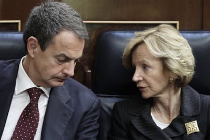 El presidente del Gobierno, José Luis Rodríguez Zapatero, y la titular de Economía, Elena Salgado, durante la convalidación del ajuste.