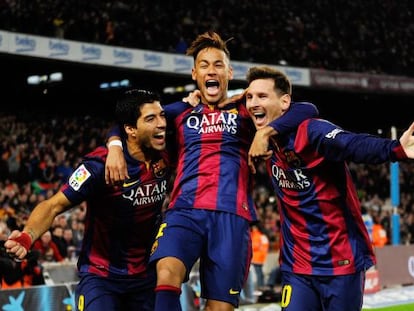 Luis Su&aacute;rez, Neymar y Messi celebran uno de los goles del Bar&ccedil;a frente al Atl&eacute;tico en el Camp Nou. 