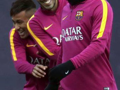 Neymar, Luis Suárez y Arda Turan, en un entrenamiento del año pasado.