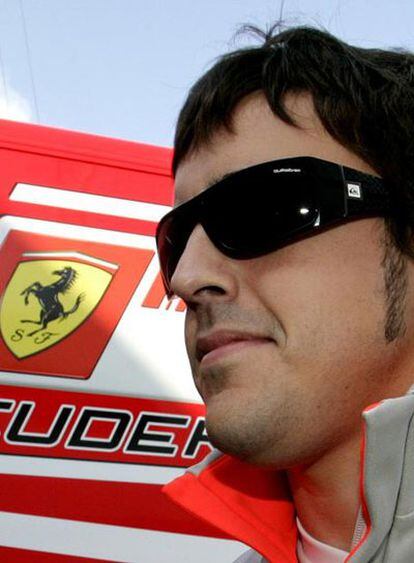 Fernando Alonso, ante un camión de Ferrari.