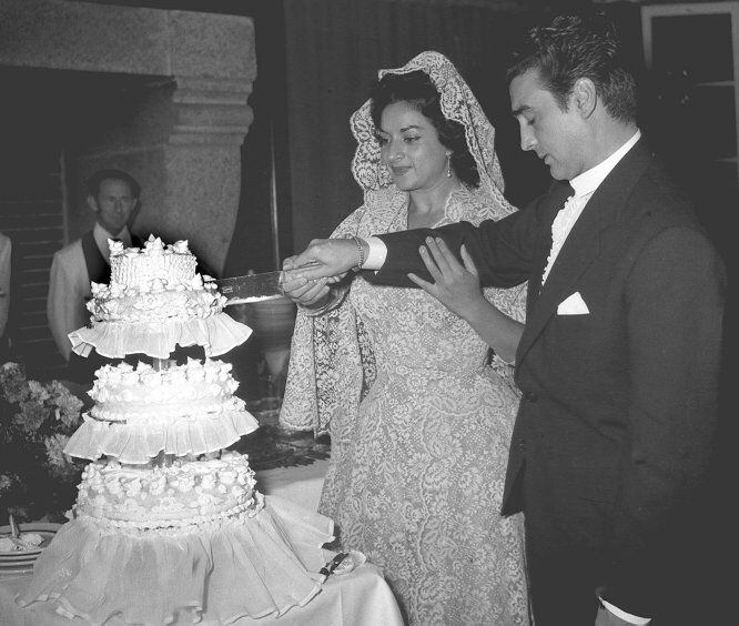 Lola Flores y Antonio González, 'El Pescaílla', durante el banquete de su boda, celebrada en El Escorial (Madrid) en 1957.