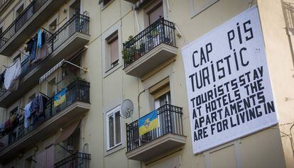 Cartel contra los apartamentos turísticos en la Barceloneta.