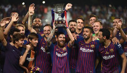 El Barça començà la temporada aixecant la Supercopa espanyola, però busca la Champions.