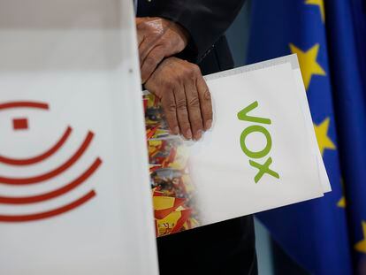 Una imagen de la rueda de prensa posterior a la firma del acuerdo entre el PP y Vox para gobernar en coalición Extremadura, el 30 de junio, en Mérida (Badajoz).