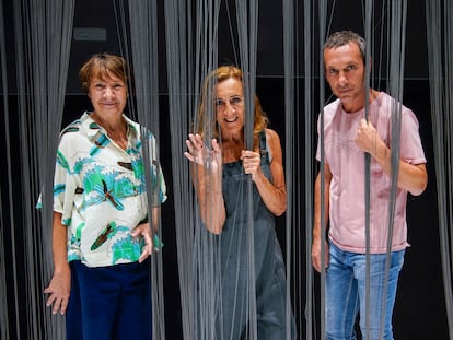 La directora Carme Portacelli, centro, la actriz Blanca Portillo y el actor Pablo Derqui posan durante un ensayo de la adaptación al teatro de la novela La Madre de Frankenstein de Almudena Grandes en una sala de ensayos en Madrid.