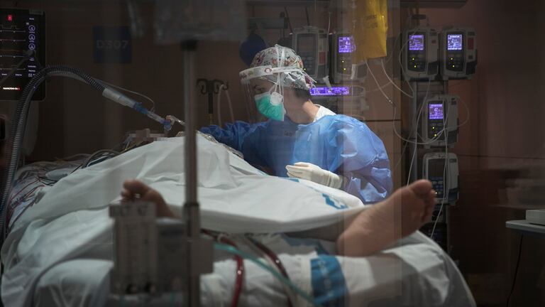 Un paciente de coronavirus en la UCI Covid del Hospital Vall D'Hebron de Barcelona.