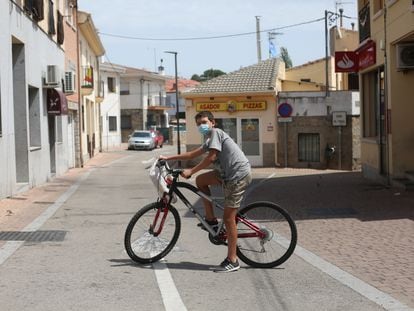 Un niño posa con su bici en las calles de Navalagamella.