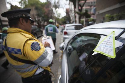 Un policía de tránsito redacta una infracción en la Ciudad de México