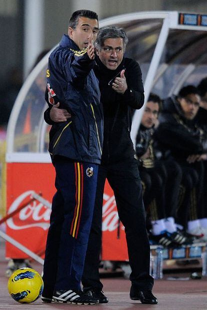 Mourinho discute con el cuarto árbitro en Mallorca.