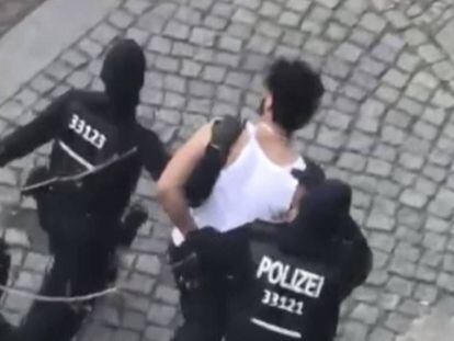 Un sospechoso es detenido por la policía, este domingo en Berlín.