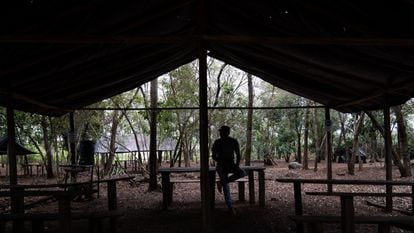 Félix, firmante de paz y guía turístico de la iniciativa de excombatientes 'Tierra Grata Eco Tours',  descansa en la réplica de un antiguo campamento guerrillero en el ETCR de Tierra Grata.