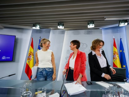 Las ministras de Trabajo, Yolanda Díaz, Política Territorial y portavoz, Isabel Rodríguez, y Transición Ecológica, Teresa Ribera, tras la rueda de prensa posterior al Consejo de Ministros, este martes.