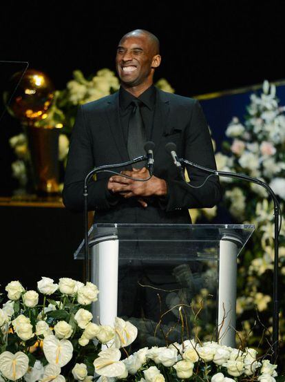 El jugador de los Lakers Kobe Bryant durante su discurso en memoria de Buss.