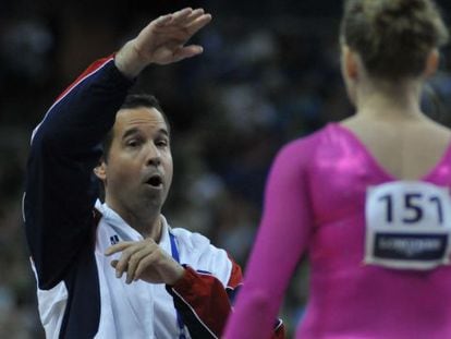 Marvin Sharp da instrucciones a su gimnasta Bridget Sloan durante los Mundiales de 2009, que la norteamericana ganó.