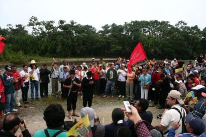 Manifestantes en El Pangui (Ecuador).