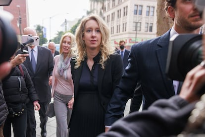 Elizabeth Holmes llega a la corte de San José, California, este viernes.