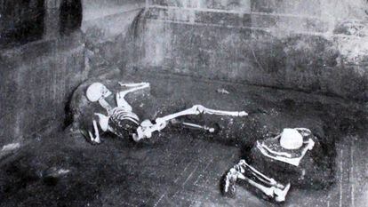 La pareja, un hombre y una mujer, fueron encontrados sobre el 'triclinium' que los romanos usaban para comer. La fotografía, tomada en 1933, muestra tal y como los hallaron.