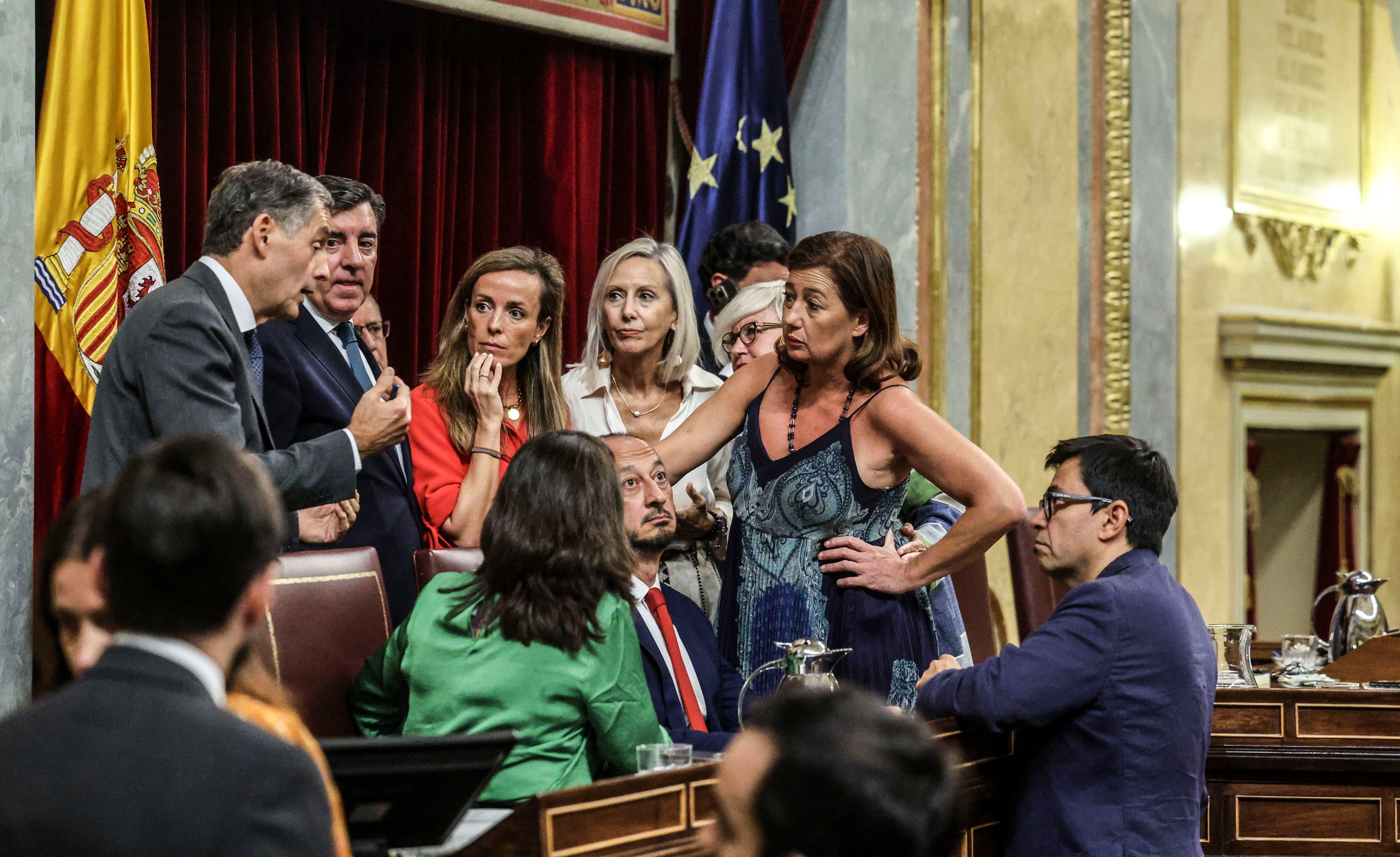 La presidenta del Congreso, Francina Armengol (de pie en la fila inferior), durante la deliberación de la Mesa del Congreso sobre el recuento de votos para la investidura de Feijóo, este viernes. 