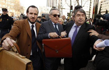 El expresidente de Caja Madrid, Miguel Blesa sale de los juzgados de Plaza Castilla tras comparecer ante el juez, increpado por un grupo de preferentistas, en enero de 2014.