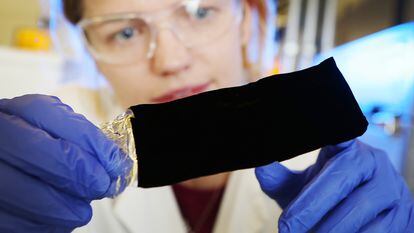 Vantablack, el negro más negro, es un pigmento que ha sido desarrollado por la empresa del Reino Unido NanoSystems.