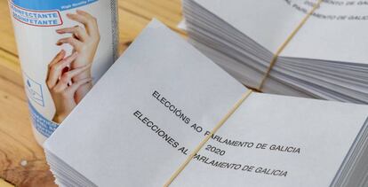 Sobres para la votacion al Parlamento de Galicia junto a un gel desinfectante por la pandemia del Covid-19.