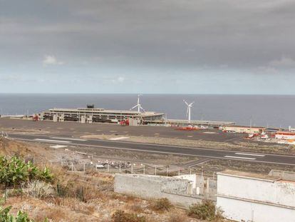Vista general del aeropuerto de La Palma, después de su cierre como consecuencia de la nube de ceniza del volcán de Cumbre Vieja