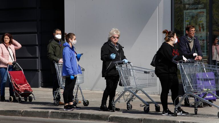 Varias personas hacen cola frente a un supermercado de Terrassa (Barcelona).