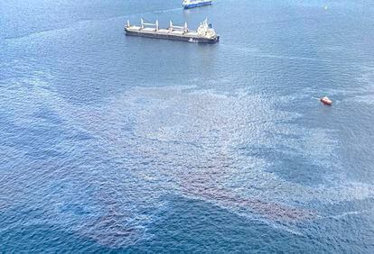 Vertido de combustible prodendente del Buque 'AM Ghent', de pabellón de Liberia en la Bahía de Algeciras hoy viernes, en una foto de Salvamento Marítimo