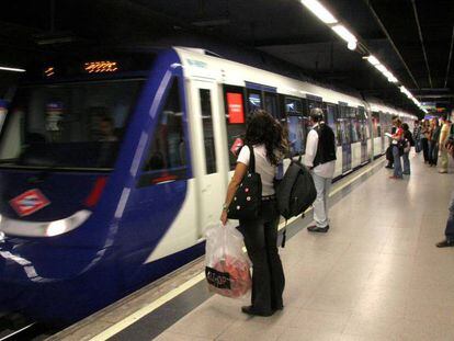 Los viajeros esperan la llegada de un tren en la línea 7 del Metro de Madrid.