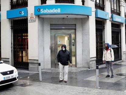 S&P afirma que ve "difícil" la venta de TSB por parte de Sabadell