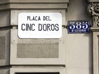 Un cartell improvisat que es va posar fa temps a la plaça.