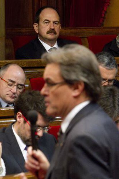 Artur Mas en una sesión parlamentario. En el fondo, Xavier Crespo.