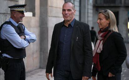 Iannis Varufakis i la seva dona entrant a l'Ajuntament de Barcelona.