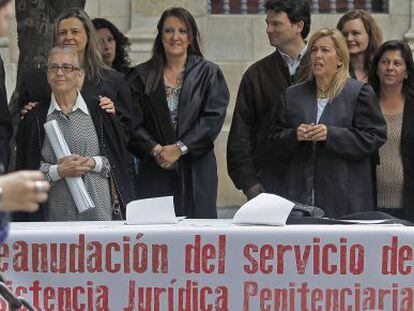 Protesta, ayer en Sevilla, de abogados adscritos al servicio de asistencia jur&iacute;dica a presos. 