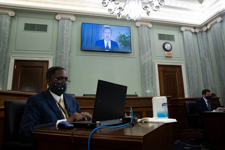 El director ejecutivo de Facebook, Mark Zuckerberg, aparece en un monitor mientras testifica durante la audiencia del Comité de Comercio, Ciencia y Transporte del Senado '¿La inmunidad radical de la Sección 230 permite el mal comportamiento de las grandes tecnologías?', En Capitol Hill, octubre 28 de febrero de 2020 en Washington, DC.