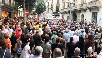 Concentració davant de l'Ajuntament de Mataró.