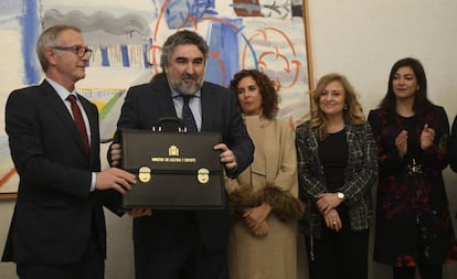 Rodríguez Uribes recibe la cartera de Cultura y Deporte de manos de su predecesor, José Guirao, en enero de 2020.