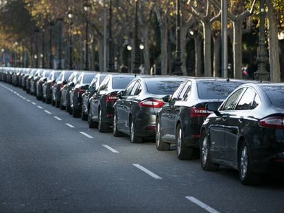 Vehículos VTC aparcados en la diagonal durante la protesta de enero.