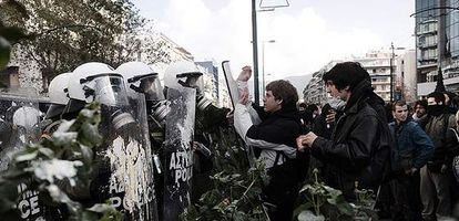 Los estudiantes protagonizan hoy una nueva jornada de enfrentamientos con la policía en Atenas