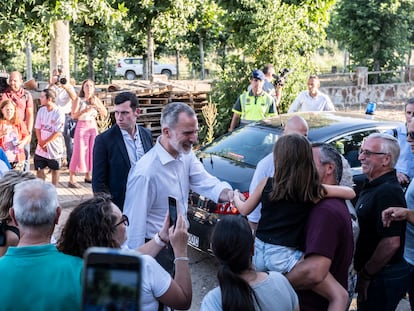 El rey Felipe VI saluda a los vecinos de Vegas de Coria, en su visita al centro de mando de la lucha contra los incendios, este lunes.