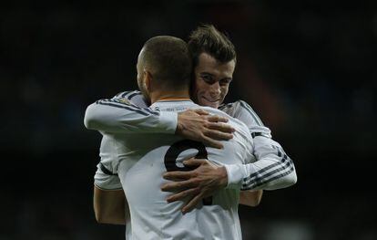 Bale abraza a Benzema tras el gol del francés.