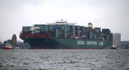 Un barco contenedor en el puerto de Hamburgo (Alemania).