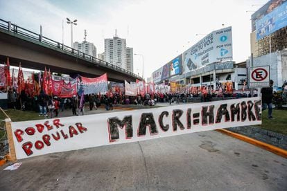 Un grupo de manifestantes protestan contra el Gobierno argentino, el pasado mayo en la ciudad de Buenos Aires. 