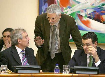 El presidente de la comisión, Luis Toxo, conversa con diputados del PP Roberto Castro (izquierda) y Alejandro Gómez.