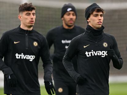 Kai Havertz. João Félix y Aubameyang, durante el entrenamiento de este lunes en el centro de entrenamiento del Chelsea en Cobham.