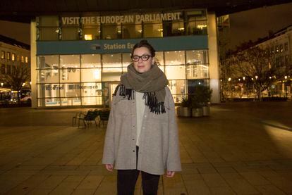 Luisa Izuzquiza, delante del Parlamento Europeo, este martes en Bruselas.